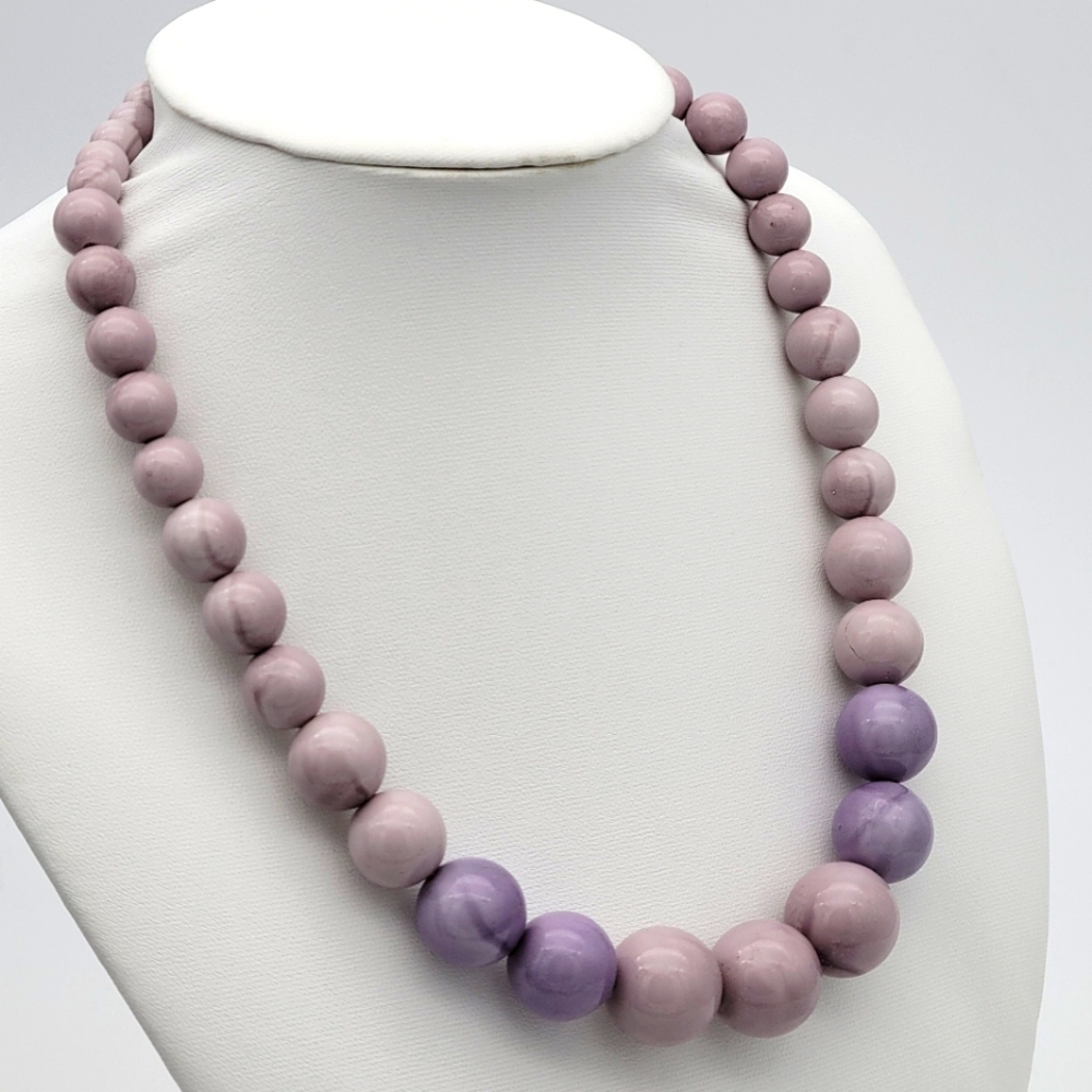 Vintage lavender purple graduated plastic bead necklace
